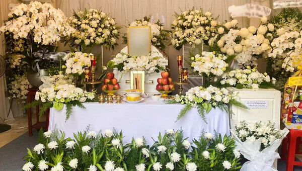 Trang trí bàn thờ và hoa tươi nghệ thuật cao cấp