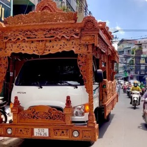Đoàn xe tang chuyên dụng đời mới đưa rước